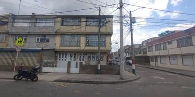 Local comercial en arriendo de 45 metros cuadrados, ubicado en el barrio San Rafael. El inmueble, esquinero y de excelente ubicación, pertenece al régimen simplificado y cuenta con dos áreas para oficina, un baño privado, recepción, cocinet, dos modulares, piso en ladrillo, y un garaje cubierto sencillo. Cuenta con servicios de agua, luz y gas. Dispone de altura interna, bahía de parqueo, cableado, vista panorámica y un área de almacenamiento. Se encuentra en zona residencial y comercial, con más de 15 años de construcción, y vías de acceso principales como la Carrera 54 y la Calle 4B. Para más información comuníquese con el ejecutivo comercial Manuel Quiroga al celular o whatsapp 3176569166 o al correo manuel.quirogainmobiliariasaliadas.com