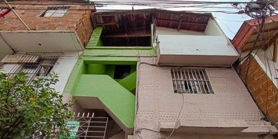 Agradable apartamento ubicado en el sector de campo valdes, en la carrera 46, piso 3, tiene un área de 58 metros aproximadamente. El inmueble cuenta con: 2 alcobas, 1 baño cabinado, sala-comedor, cocina sencilla con red de gas, y piso en cerámica
Los datos de los inmuebles promocionados en la página web están sujetos a cambio y verificación de disponibilidad.