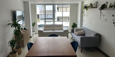 Hermoso, amplio e iluminado apartamento en Palermo. Si buscas un lugar que se sienta como hogar, este apartamento te va a encantar. Esta ubicación lo tiene todo: Tendrás cerca el CC Sancancio, y a tan solo 5 minutos de Mercaldas de Palermo, zona de restaurantes, cafés y lugares lindos para disfrutar. Cuenta con 3 habitaciones amplias e iluminadas, 2 baños acogedores y bien distribuidos, sala - comedor amplia, cocina con gran amplitud para que cocines con libertad, zona de lavado independiente, balcón que te permite recibir la luz del día, y un parqueadero incluido. Este lugar es perfecto para empezar una nueva etapa como familia o si buscas para invertir, es un lugar que siempre se valoriza.