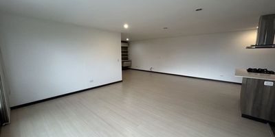 Codigo 29186. Apartamento en arriendo ubicado en Envigado sector Loma Del EsmeraldalCaracterísticas• 3 habitaciones (principal con vestier y baño privado) • 2 baños • Sala–comedor • Biblioteca / estudio • Cocina abierta integral con cubierta a gas y campana • Mesón en Quarztone • Zona de ropas • Balcón • Parqueadero doble lineal • Cuarto útil • Red de gas • Servicios públicos DescripciónEste apartamento ubicado en la Loma del Esmeraldal, uno de los sectores más apetecidos y tranquilos de Envigado, combina amplitud, diseño moderno y una distribución muy funcional. El área social conecta sala–comedor con el balcón, ofreciendo excelente iluminación natural y un ambiente acogedor.La cocina abierta, con mesón en Quarztone y acabados integrales, se integra perfectamente al área social y cuenta con zona de ropas independiente. La habitación principal destaca por su vestier, baño privado y acabados en porcelanato; las habitaciones auxiliares ofrecen clóset y piso en madera laminada, brindando calidez al espacio.Entorno– Cercano a D1, Oxxo, Super Mu y Smart Fit – Sector residencial rodeado de zonas verdes – Fácil acceso a la vía principal del Esmeraldal – Zona tranquila, familiar y de alta valorizaciónZonas comunesPortería 24/7, parque infantil, gimnasio, salón social, zona BBQ, piscinas para adultos y niños, zonas verdes, zona de mascotas y parqueadero de visitantes.NotaCanon: $5.000.000 Propietario sí acepta mascotas.