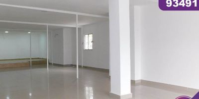 Local comercial en arriendo, ubicado en el barrio El Carmen,  cuenta con un área aproximada de 93mt2, 1 baño auxiliar. servicio públicos de agua y luz independiente Cerca a almacenes de cadenas, restaurantes, colegios, supermercados. El local cuenta con buena ventilación e iluminación, excelente ubicación, buenos acabados, sobre vía principal con diferentes rutas de transporte.