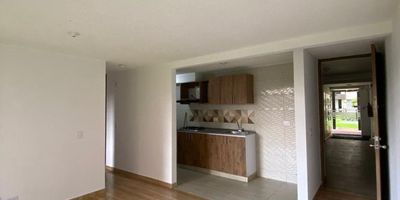 En ARRIENDO Apartamento en Conjunto Zapan
(Novaterra - Mosquera Cundinamarca)
 Area 54 m2
 Piso #1 (con ascensor)
 3 Habitaciones 
 2 Baños 
 Zona de ropas con calentador a gas.
 Cocina Integral
 Estudio 
 Balcon con vista interior
 1 parqueadero cubierto
 Apartamento con blackout completo 

Características externas, Lobby de recepción, Salón social, piscina, zonas húmedas como turco, sauna y jacuzzi, salón de eventos, zona de BBQ, parque infantil, gimnasio, conjunto cerrado con vigilancia 24/7, parqueadero para visitantes.