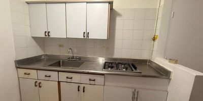 Descubre este cómodo apartamento ubicado a pocos pasos del Parque de Sabaneta, una zona tranquila y estratégica para vivir con todo a la mano.

Cuenta con:
	•	3 alcobas con buena iluminación
	•	Cocina amplia ideal para el día a día
	•	Sala-comedor integrada y funcional
	•	Baño social y baño privado en la alcoba principal
	•	Portón en edificio, que brinda mayor seguridad
	•	Ubicación superior: cerca a transporte, comercio, iglesias y restaurantes