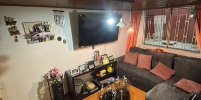 Descubre este acogedor apartamento de 2 habitaciones y 1 baño en , con una cocina semi integral y piso en baldosa que brindan funcionalidad y estilo. Disfruta de espacios luminosos como la sala-comedor, donde podrás compartir momentos especiales. Además, cuenta con comodidades como gas natural, parqueadero para visitantes, portería/vigilancia las 24 horas, salón comunal y shut de basura. El parqueadero comunitario garantiza tu tranquilidad. Vive la experiencia de habitar en este lugar lleno de comodidades y seguridad.