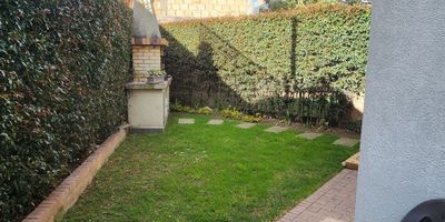 Amplia casa en alquiler o en venta
Ubicada en vereda La Balsa - Chia Cundinamarca

$4.000.000 precio arriendo administración incluida 
$600.000.000 precio de venta negociable

Antigüedad 5 años
Zona Rural 
Hipoteca activa con Banco Bancolombia 
Por un valor de $240 MLL 

127m2
3 habitaciones con closet's 
Estudio amplió con closet 
Persianas eléctricas en la sala
Persianas y Blackout normales en el resto de la casa
2.5 baños
Sala con chimenea a gas
Zona de comedor 
Cocina integral 
Zona de lavandería 
Patio con bbq 
Jardín interno con huerto 
1 Parqueadero propio descubierto
Acceso al conjunto residencial es personalizado no hay celaduria.
Conjunto residencial exclusivo de 4 casas 

Agenda tu visita con Wendy Rojas Ejecutiva Comercial Inmobiliaria