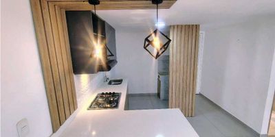 
¿Buscas un apartamento confortable, bien distribuido y ubicado en una zona tranquila de Bello? Este inmueble en el sector Navarra, dentro de la unidad Senderos Silvestres, es una excelente opción para quienes desean vivir en un entorno residencial organizado y con cercanía a todos los servicios esenciales.

Con 54 m², el apartamento presenta espacios funcionales y una distribución que favorece el confort del día a día. Cuenta con 3 habitaciones, dos de ellas con closet, perfectas para familias o para quienes requieren espacios adicionales para estudio o trabajo. Dispone de 2 baños, lo que otorga mayor comodidad en la rutina diaria. La cocina integral, junto con la zona de ropas independiente, ofrece un ambiente práctico y organizado para las labores del hogar.

El piso en cerámica aporta frescura y fácil mantenimiento, mientras el balcón con ventanal brinda iluminación natural y una vista agradable, ideal para disfrutar de un momento de descanso o para ventilar el apartamento. Su red de gas permite mayor eficiencia en el consumo y comodidad para cocinar.

La unidad Senderos Silvestres cuenta con portería 24 horas y ascensor, garantizando seguridad y accesibilidad. Aunque el apartamento no incluye parqueadero ni cuarto útil por el momento, se informa que el parqueadero será entregado aproximadamente en marzo, lo cual representa un beneficio importante para futuros ocupantes.

La ubicación es uno de sus mayores atractivos: el barrio Navarra es reconocido por su ambiente familiar, su cercanía a transporte público, comercio, supermercados y vías principales. Es un sector ideal para quienes buscan armonía entre movilidad, tranquilidad y comodidad.

Una opción ideal para quienes desean iniciar una nueva etapa en un lugar agradable, seguro y bien ubicado.

Agenda tu visita y descubre su potencial.
Código: (N1633)

