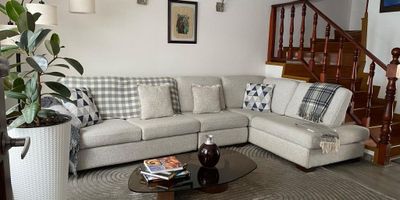 Se vende hermosa casa completamente remodelada en el barrio Los Andes de Bogotá. Con un área construida de 220 metros cuadrados, esta propiedad ofrece amplios y cómodos espacios distribuidos en cuatro alcobas con closet, dos baños, estudio, sala comedor, cocina integral, zona de lavandería, depósito, sala exterior y solar. Cuenta con pisos laminados y dos garajes cubiertos. Su diseño combina elegancia y funcionalidad, brindando confort en cada ambiente. Ubicada en un sector residencial tranquilo y de alta valorización, cerca a Cafam La Floresta, parques, iglesias, panaderías y estaciones de TransMilenio, lo que garantiza fácil acceso y una excelente movilidad. Precio de venta: $920.000.000. Una oportunidad ideal para quienes buscan vivir en un espacio moderno, confortable y bien ubicado.