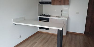 Bienvenido a este encantador apartamento de 2 habitaciones y 2 baños, ubicado en una zona privilegiada. Con sus 42 metros cuadrados, este espacio ofrece comodidad y funcionalidad en cada rincón. La luz natural inunda cada estancia, creando un ambiente acogedor y cálido. La cocina, equipada con modernos electrodomésticos, invita a disfrutar de deliciosas comidas en familia. El dormitorio principal es un remanso de paz, con un baño en suite que brinda privacidad y confort. El segundo dormitorio es ideal para huéspedes o como espacio de trabajo. Además, el edificio cuenta con servicios exclusivos que complementan esta experiencia única. ¡Descubre tu nuevo hogar en este maravilloso apartamento!
Canon mensual: $2.300.000 (administración incluida)