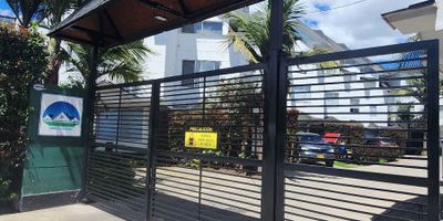 Linda casa en alquiler
Ubicada en Chia Cundinamarca > Vereda cerca de piedra , dentro de conjunto privado Camino a la cascada 

$3.200.000 Precio del Alquiler incluyendo administración

Estrato 3 
Antigüedad 11 años 

115m2 
3 niveles 
3 habitaciones 
Estudio amplió 
Altillo
2 baños completos 
Baño social 
1 Balcón 
Patio techado con domo corredizo
1 parqueadero descubierto 
Cocina abierta 
Zona de lavandería 
2 depósitos 
Piso en cerámica y Laminado

5 cámaras de seguridad y Alarma. 
La casa se entrega pintada. 
Se alquila por aseguradora 
Sin amoblar 
Salón social 
Persianas 
Zona verde pequeña con juegos infantiles 
4 parqueaderos de visitantes 
Entrada y salida al conjunto personalizada con control y tarjeta de acceso.

Agenda tu visita con Wendy Rojas Ejecutiva Comercial Inmobiliaria