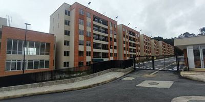 Descubre la elegancia y comodidad en este apartamento de 2 habitaciones y 2 baños, con una distribución inteligente que maximiza sus 58 metros cuadrados. Ubicado en una zona privilegiada, este inmueble ofrece un ambiente acogedor y funcional para disfrutar en familia o con amigos. Sus espacios luminosos y bien aprovechados te invitan a relajarte y disfrutar de momentos inolvidables. El conjunto ofrece gimnasio, salón comunal, salón infantil, zona BBQ y parque al aire libre. ¡Haz de este lugar tu nuevo hogar y vive la experiencia de vivir en armonía y confort! Ideal para inversionistas, apartamento rentando en la actualidad.