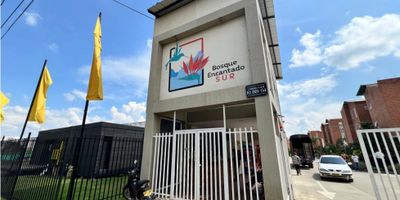 ✨? ¡Tu nuevo hogar te está esperando! ?✨

? Casa en alquiler en jamundi con todo lo que necesitas para vivir con lujos y tranquilo:

?️ 105 m² bien distribuidos para que aproveches cada espacio.
? 4 habitaciones ideales para ti, tu familia y visitas.
? 5 baños modernos y funcionales.
? Amplia zona de sala-comedor, cocina integral con acabados de alta calidad
? Práctica zona de oficios para mayor comodidad.
? Parqueadero asignado cubierto para que nunca te preocupes por tus vehículos.

? Ubicación privilegiada cerca de jamundi, markets, droguerias, supermercados, tiendas, fruvers, centros comerciales y demas

⭐️ ¡Haz realidad tu sueño de vivir en la mejor zona! ⭐️

? Contáctanos hoy mismo para agendar tu visita y descubrir tu próximo hogar 

      Cel. +57 317 8716121
