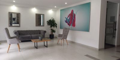 Hermoso Apartaestudio en Trv. 23 #94-50

Disfruta de la comodidad y el estilo en este moderno apartaestudio con vista exterior, ideal para quienes buscan un espacio acogedor y funcional.
Cuenta con 1 alcoba con baño privado y walk-in closet, amplia sala-comedor, cocina abierta completamente equipada, zona de lavandería independiente y baño auxiliar.
Incluye balcón, parqueadero privado y puerta de seguridad.

El edificio ofrece vigilancia 24/7 y se encuentra en una excelente ubicación, cerca de parques, hospital y la Autopista Norte.