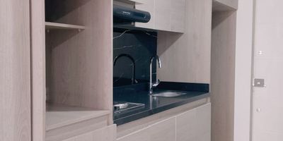 Descubre este exclusivo apartaestudio ubicado en una zona privilegiada. Con 1 habitación y 1 baño, este espacio de 28.15 metros cuadrados ofrece una terraza para disfrutar del aire fresco, garaje con servidumbre para tu comodidad, sauna y/o turco para relajarte, gimnasio para mantenerte en forma, lavandería comunal para tu conveniencia, salón comunal para eventos y zona de BBQ para reuniones al aire libre. Experimenta un estilo de vida único en este lugar lleno de comodidades y elegancia. ¡Haz de este espacio tu nuevo hogar!