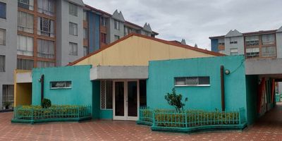 Apartamento con encanto y vista exterior en Castilla – Pío XII, Bogotá
Dirección: Calle 6B #80B-85, Piso 2º
Área construida: 58 m² (incluye depósito)
Parqueadero: Privado cubierto
Estrato: 3
Administración: $194.000 COP
Precio de venta: $315.000.000 COP
Tu nuevo hogar te espera Descubre este acogedor apartamento ubicado en el corazón de Castilla, Kennedy, una zona residencial tranquila y de alta valorización. Su vista exterior llena de luz natural cada espacio, creando un ambiente cálido y armonioso. Situado en el segundo piso, es ideal para quienes buscan comodidad, seguridad y una excelente ubicación.
3 habitaciones 
2 baños 
Sala-comedor 
Cocina integral 
Depósito privado incluido
Parqueadero cubierto propio
Shut de basura
Citoronía
Zona infantil
Cerca de colegios y parques
Cerca de tiendas y supermercados
Conjunto residencial
Seguridad 24/7
Zonas verdes 
Salón comunal
Excelente acceso a transporte público y vías principales
Contáctame para más información o agendar tu visita