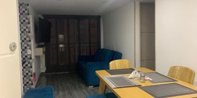 En el corazón de la ciudad, se encuentra este moderno apartamento de 2 habitaciones y 1 baño, con acabados de alta calidad como piso en porcelanato y cocina integral. Con una vista interior que brinda tranquilidad, cuenta con acceso a amenidades como gimnasio, piscina y zonas verdes. Además, ofrece seguridad las 24 horas, ascensor y parqueadero cubierto. Su ubicación privilegiada cerca de supermercados, colegios y transporte público lo convierte en una opción ideal para aquellos que buscan comodidad y estilo en un entorno residencial. ¡No pierdas la oportunidad de estrenar este hogar en un proyecto de alta calidad! Precio negociable.