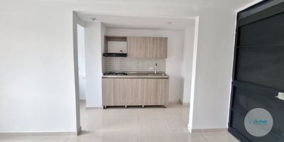 Apartamento en arriendo con un área de 50 m², compuesto por 2 habitaciones, 1 baño, 2 clósets, sala, zona de ropas, cocina integral, red de gas y balcón. Está ubicado en el quinto piso, cuenta con piso en cerámica y dispone de cuarto útil. No tiene garaje.El apartamento se encuentra a solo 15 minutos del parque de Rionegro, sobre la vía antigua hacia Guarne, justo al frente del colegio UCO Bilingüe y del Club Macarena, lo que ofrece una ubicación estratégica y de fácil acceso.El conjunto cuenta con ascensor y portería 24 horas. El sector ofrece acceso pavimentado, cercanía a colegios, centros comerciales, supermercados y transporte público, además de estar ubicado sobre vía principal, brindando comodidad y buena movilidad.
