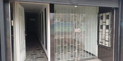 Local Comercial en Arriendo – Calle 100 con Avenida Suba

Dirección: Calle 100 #60 – 75
Tipo de inmueble: Local comercial
Canon de arrendamiento: $1.200.000 mensuales
Área: 12 m²
Baños: 1
Servicios: Incluidos

Descripción del inmueble

Funcional local comercial ubicado en el primer piso, ideal para recepción, punto de atención o pequeño espacio administrativo. Su ubicación estratégica y su cercanía a importantes vías lo convierten en una excelente oportunidad para emprendedores o empresas que requieran visibilidad y fácil acceso.

Características principales:

Área total de 12 m²

Un baño privado

Servicios incluidos

Espacio iluminado y de fácil adecuación

Ideal como recepción para el segundo piso o atención al cliente

Ubicación estratégica

Zona de alto flujo comercial y excelente conectividad:

A pocos pasos de la Avenida 68, Calle 100 y Avenida Suba

Cercano a Centro Comercial Iserra 100 y Centro Comercial Floresta

Muy cerca del Club de Ecopetrol

Fácil a