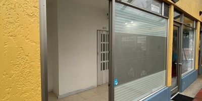 RRIENDO – Local Comercial en el Centro Comercial Arizona, Sector San Cipriano, Bogotá

Excelente oportunidad para emprendedores y empresarios. Local comercial ubicado en una zona de alta afluencia peatonal, con excelente visibilidad y acceso dentro del reconocido Centro Comercial Arizona, en el sector de San Cipriano.

Características del inmueble:

Dirección: Carrera 58A #167-58, Local N.º 46 – Centro Comercial Arizona

Tipo de inmueble: Local comercial

Área: 13 m²

Piso: 2°

Piso en tableta

Distribución: 2 espacios con una puerta de acceso

Vista al interior del centro comercial

Baño comunal dentro del centro comercial

Seguridad 24 horas

Datos adicionales:
Local ideal para oficinas, consultorios, establecimientos de servicios o comercio en general.
No se permite el funcionamiento de establecimientos de licor.
Ubicación estratégica con constante flujo de personas y ambiente comercial consolidado.

Características del sector:
Zona altamente comercial, con cercanía a supermercados.