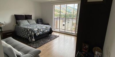 ARRIENDO –Apartaestudio en Santa Teresita, Calle 170 con Carrera 7, Bogotá

Moderno y acogedor apartaestudio con excelentes acabados, ubicado en una de las zonas de mayor desarrollo y valorización del norte de Bogotá. Ideal para quienes buscan comodidad, buena iluminación y un entorno tranquilo con todos los servicios a pocos pasos.

Características del inmueble:

Dirección: Calle 170 #7-65, Torre 1, Apto 605 – Edificio 2 Torres

Tipo de inmueble: Apartaestudio

Área: 39.8 m²

Piso: 6°

Piso en SPC

1 habitación con amplio closet

1 baño con divisiones en vidrio

Cocina integral con horno y muebles de gran capacidad

Área de lavado independiente

Sala-comedor con excelente iluminación

Balcón con vista exterior

Depósito

Ascensores

Seguridad 24 horas

Parqueadero para visitantes

Áreas comunes:
Salón comunal, terraza BBQ, gimnasio y teatrino.

Características del sector:
Ubicado en el sector de Santa Teresita.