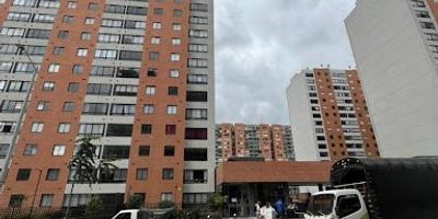 Ubicado en el sector Ciudad La Salle, una zona residencial consolidada de Usaquén con alta valorización y excelente calidad de vida. El inmueble está rodeado de parques, zonas verdes, supermercados, tiendas de conveniencia, colegios y opciones de transporte público que conectan fácilmente con la Autopista Norte, la Carrera 19 y la 9. A pocos minutos se encuentran centros comerciales como SantaFe y Palatino, clínicas, universidades y corredores comerciales, lo que convierte esta ubicación en un punto estratégico, seguro y práctico para vivir.