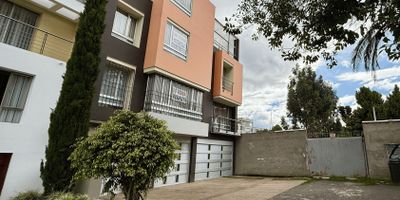 Ubicación privilegiada – Sector residencial de alta valorización.
Características destacadas: 4 habitaciones amplias con clóset, estudio privado para trabajo o lectura, 5 baños con divisiones en vidrio templado, Jacuzzi relajante, sala y comedor independientes, con excelente iluminación, Cocina integral equipada, Patio interno + 2 terrazas cubiertas, Parqueadero doble con puerta eléctrica, Pisos en madera natural (pino granadillo), Gas domiciliario con instalación interna, Seguridad y comodidad, Vigilancia permanente, Vías de acceso amplias y de fácil movilidad.
Ubicada en propiedad horizontal privada con solo 3 casas, acceso con portón eléctrico y zona tranquila.
Ideal para familias que buscan comodidad, seguridad y excelentes espacios.
Agenda tu visita y enamórate de cada rincón