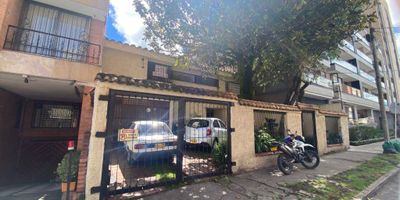 Esta casa te recibe con una sala cálida y una chimenea que invita a las conversaciones tranquilas y a los momentos en familia. Su jardín interior le da un toque especial, perfecto para tomar un café, leer o simplemente respirar un poco de paz.Cuenta con 3 habitaciones cómodas, 2 baños, cocina integral mixta y un comedor independiente donde podrás disfrutar de las comidas y las risas de todos los días. Además, tiene baño auxiliar, cuarto de servicio y parqueadero interno, para que vivas con la tranquilidad y el orden que necesitas.La ubicación es ideal: cerca de transporte público, colegios, universidades y zona comercial, haciendo más fáciles tus rutinas y las de tu familia.