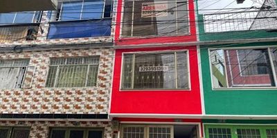 Hermosa Casa de 3 niveles  Terraza ubicada en el barrio La Gaitan Suba, cerca a vias principales como la 129 y 139 a pocas cuadras del CAI LA GAITANA, 15 minutos del Portal de Suba, zon con buen comercio cuenta con un area de 108 mtrs con excelente distribucin. En el 1 Piso encontraras Sala o Garaje, zona de ropas amplia con lavadero, comedor independiente, cocina con meson y lavaplatos sin estufa, 2 Piso 2 Habitaciones 1 con closet 1 baño de habitaciones, 3 Piso 2 habitaciones sin closet 1 con baño privado, 4 Piso Terraza. Cuenta con excelente iluminacin e iluminacin natural. La casa se encuentra rodeada de parques infantiles, zona residencial de buena accesibilidad a media cuadra cuenta con paradero del alimentador, excelente transporte y vias de acceso. Mayor info comunicate con Jeymi Andrea Vanegas al cel 320 395 1393 o al correo jeimy.vanegasinmobiliariabogota.com. El equipo de Inmobiliaria Bogotá está comprometido a brindar una experiencia de vida excepciona