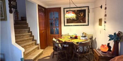 Se vende hermosa casa de tres niveles, aproximadamente 80mts2; cuenta con tres habitaciones, la principal con baño privado y terraza, un baño adicional para las otras dos habitaciones, un baño social, zona de estar o estudio, sala, comedor, cocina integral, zona de ropas, un parqueadero. Excelente iluminación natural y ubicación, cerca al lago club los lagartos. 
