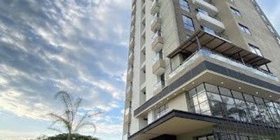 Descubre la elegancia y comodidad en este apartaestudio moderno ubicado en una zona residencial  de ciudad Jardin - Pance,  zona tranquila detras de las unoversidades, San Buena Ventura, Javeriana, Icesi y demas colegios. Con 1 habitación, 2 baños y 1 parqueadero, este espacio de 43.28 metros cuadrados ofrece una cocina integral mixta, sala-comedor con iluminación natural y vista exterior. Además, cuenta con aire acondicionado, balcón, vestier y acceso para discapacitados. El edificio en conjunto cerrado brinda amenidades como gimnasio, salón de juegos y vigilancia privada 24/7. Disfruta de la vista panorámica y las zonas verdes cercanas. ¡Haz de este lugar tu nuevo hogar!