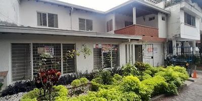 Se arrienda casa en Belen, sector Colores. Casa de primer y segundo piso ubicada a pocos pasos de la avenida 80 y muy cerca de la avenida Colombia, lo que brinda una movilidad agil tanto vehicular como peatonal. Su ubicacion es privilegiada, a minutos del Parque de los Colores, del Mall Los Colores y de la parroquia San Clemente Maria Hofbauer. Ademas, cuenta con cercania a parques, restaurantes, supermercados y diferentes opciones de servicios.
Contactanos para mas informacion y agenda tu visita.