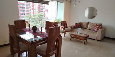Descubre este elegante apartamento de 3 habitaciones y 2 baños en , con 110 metros cuadrados de espacio. Disfruta de su balcón con vista exterior, cocina integral, estudio, y zona de ropas. Además, cuenta con vigilancia privada 24*7, piscina, y parqueadero visitantes. Ubicado en conjunto cerrado con ascensor y planta eléctrica. Apto para niños, con cómodas vías de acceso y supermercados cercanos. ¡No dejes pasar esta oportunidad! Contáctanos para más información.