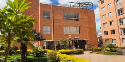 CODIGO 9646FR816 Apartamento en Venta – Madrid, Cundinamarca
Descubre este encantador apartamento con excelente distribucion  y una iluminación natural que realza cada espacio. Su diseño funcional garantiza comodidad y armonía, mientras que su ubicación estratégica ofrece fáciles vías de acceso para tu día a día.

Rodeado de amplias zonas verdes, este hogar es ideal para quienes buscan tranquilidad sin alejarse de la ciudad. Vive en un entorno seguro, agradable y con todo lo que necesitas al alcance de la mano.
