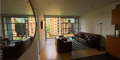 Este moderno apartaestudio ubicado en Medellín, Antioquia, es una excelente opción para aquellos que buscan un espacio cómodo y funcional para alquilar. Con una superficie de 40 M2 en terreno, construcción y área privada, cuenta con una perfecta distribución de espacio que aprovecha al máximo cada rincón del inmueble.

El apartaestudio cuenta con una amplia alcoba y un baño completo, perfecto para una persona o una pareja. Además, cuenta con 1 garaje que garantiza la seguridad y comodidad de tu vehículo.

En cuanto a características internas, este apartaestudio tiene todo lo necesario para una vida cómoda y funcional. Admite mascotas, lo que permite que tu amigo peludo también pueda ser parte de tu nuevo hogar. Cuenta con armarios empotrados, ideales para mantener todo en orden y organizado, y un balcón que te brinda una vista panorámica de la ciudad.

La cocina integral es moderna y está completamente equipada con una barra estilo americano, perfecta para disfrutar de tus comidas y preparaciones. Además, cuenta con calentador para un baño siempre cálido y una doble ventana que aísla el ruido y mantiene la temperatura ideal. También cuenta con servicios básicos como agua, electricidad y gas domiciliario.

Otra de las ventajas de este apartaestudio es que se encuentra amoblado y cuenta con piso de madera, lo que le da un toque elegante y acogedor. Además, tiene una zona de lavandería que te permitirá tener tus prendas siempre listas y en orden.

En cuanto a características externas, este apartaestudio se encuentra en una urbanización cerrada con acceso pavimentado y cuenta con áreas sociales, ascensor, salón comunal y parqueadero de visitantes. Además, cuenta con vigilancia y circuito cerrado de TV para garantizar tu seguridad y tranquilidad.

Finalmente, su ubicación en una zona urbana te permite tener todo lo necesario al alcance de la mano, como supermercados, centros comerciales y medios de transporte. ¡No pierdas la oportunidad d