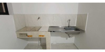 
¿Buscas un espacio práctico, bien ubicado y con fácil acceso al centro de Medellín? Este apartamento en el sector El Salvador ofrece una alternativa cómoda y funcional para quienes desean vivir en una zona tradicional, cercana a múltiples servicios y con excelente movilidad.

Con 30 m², el inmueble está distribuido de manera sencilla y eficiente. Dispone de 2 habitaciones, una ideal como dormitorio principal y otra que puede adaptarse como estudio, depósito o cuarto auxiliar. Aunque no cuenta con closets, esto permite al futuro arrendatario implementar soluciones de almacenamiento ajustadas a sus necesidades. El apartamento tiene 1 baño, en buen estado y de fácil mantenimiento.

La cocina es sencilla, práctica y acorde al tamaño del inmueble, adecuada para quienes buscan un espacio compacto y funcional. El piso en cerámica aporta durabilidad y limpieza sencilla, lo que facilita el mantenimiento diario. No cuenta con red de gas, por lo que puede ser equipado con electrodomésticos eléctricos según preferencia. Este inmueble tampoco tiene terraza, portería, ascensor, parqueadero ni cuarto útil, lo cual mantiene un costo competitivo y se ajusta a quienes buscan economía sin sacrificar ubicación.

Uno de sus principales valores es la cercanía a un punto de referencia tradicional: los antiguos Bomberos del Salvador, una zona conocida por su buena conectividad, transporte público cercano, comercios locales, colegios y vías de acceso rápidas. Esto hace del sector un lugar estratégico para quienes requieren desplazarse con facilidad por la ciudad.

Este inmueble es ideal para personas solas, parejas o arrendatarios que buscan comodidad, acceso a servicios y una ubicación central en Medellín.
Programa una visita y descubre su potencial.
Código: (C3372).

