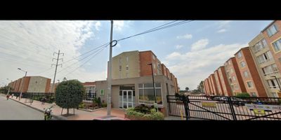 Este apartamento en venta en Mosquera, Cundinamarca, es una excelente oportunidad para aquellas personas que buscan un hogar acogedor y confortable, perfecto para su familia.

Este apartamento cuenta con:

3 amplias alcobas que brindan un espacio perfecto para el descanso. 

 2 baños, uno de ellos en la habitación principal (en obra gris) 

Además, su ubicación cerca de restaurantes y tiendas de barrio, ofrece una amplia gama de opciones para el día a día. Este apartamento se encuentra en una urbanización cerrada que ofrece un ambiente tranquilo y seguro.

En resumen, este apartamento en Mosquera, Cundinamarca, es una excelente oportunidad para aquellos que buscan un hogar cómodo, seguro y con una amplia oferta de comodidades y servicios cercanos.

 ¡No pierdas la oportunidad de hacer de este apartamento tu nuevo hogar!

