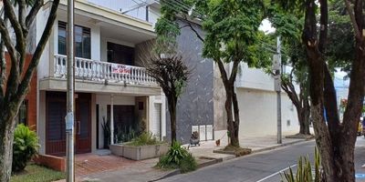 OPORTUNIDAD! VENTA DE AMPLIA CASA EN ALVERNIA - USO RESIDENCIAL O MÉDICO
Ubicación Premium | Vía Principal | Zona Azul medica de Alta Valorización
Interesante propiedad de 2 plantas en el exclusivo barrio Alvernia de Tuluá. Perfecta para hogar familiar espacioso o inversión comercial en sector médico consolidado.

Lo que ofrece:
6 habitaciones + 2 estudios
Sala-comedor amplios
Garaje espacioso
Balcón, antejardín, patio interior y patio trasero
Dependencia de servicio completa

Ventajas exclusivas:

Ubicación estratégica sobre vía principal
Adaptable para consultorios, clínica especializada o spa
Sector de constante valorización
Papeles en regla, disponibilidad inmediata

¡Viva cómodamente remodele o invierta inteligentemente en una de las mejores zonas de Tuluá!
Precio negociable