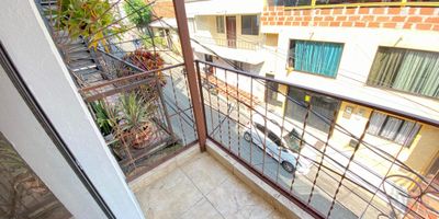 Venta Apartamento + Terraza Construible — ¡Doble oportunidad en una sola compra!
Apto Remodelado con cocina para estrenar, closets, ventanas, etc.
¿Buscas un inmueble para vivir, rentar o proyectar? Este apartamento remodelado en el barrio La Palma – El Salvador te da 75 m² de vivienda + 70 m² de terraza panorámica  privada lista para construir un 4.º piso
 En total: 145 m² llenos de potencial.
Cuenta con:
• 3 habitaciones · 2 baños
• Cocina integral · Red de gas
• Balcón y patio
• Vista increíble al Cerro La Asomadera, montaña y a la ciudad

Ideal para inversionistas o familias : construye un segundo apartamento arriba, amplía la vivienda o crea un rooftop