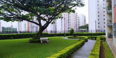 Excelente apartamento en un noveno piso con ascensor; Consta de Sala - comedor, estudio, balcón,  cocina integral a gas natural. Tiene 2 habitaciones con closet en madera, (La habitación principal con baño), baño de alcobas, zona de oficios con instalación para lavadora, el apartamento cuenta con parqueadero propio. En el conjunto podrás disfrutar de salón social, piscina para adultos y niños y vigilancia las 24 horas 7 días a la semana, parqueadero para visitantes. NOTA: EL VALOR DEL CANON INCLUYE ADMINISTRACION // DISPONIBLE AL 5 DE DICIEMBRE.