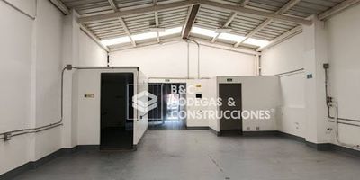 Bodega en sector industrial central, con pisos reforzados altura 4 metros, area abierta, cerca av vegas y autopista, estacion del metro, bodega ideal empresas de alimentos, disponible para arriendo.
