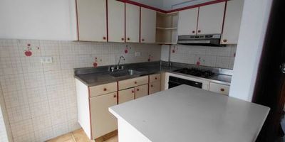 Apartamento en Arriendo en el Sector de Robledo Altamira. Este apartamento de aproximadamente 95 metros cuadrados ofrece un diseño cómodo y funcional. Cuenta con 3 alcobas, 2 baños, alcoba y baño del servicio, sala comedor iluminada, cocina integral, zona de ropas, balcón con vista agradable, estudio en mezznine ideal para trabajo remoto, 3 clósets además, dispone de parqueadero privado  cubierto bajo techo. Se encuentra ubicado en una unidad cerrada que ofrece portería 24 horas,  juegos infantiles, zonas verdes. Su ubicación estratégica permite fácil acceso a rutas de buses integradas al metro, cerca al hospial Pablo Tobon Uribe, Centro comercial Florida, cerca a varios colegios y universidades vías principales como la Avenida 80, además de cercanía a supermercados y otros servicios esenciales. El apartamento esta ubicado en un piso 5 y no cuenta con ascensor Código del inmueble 447-13467