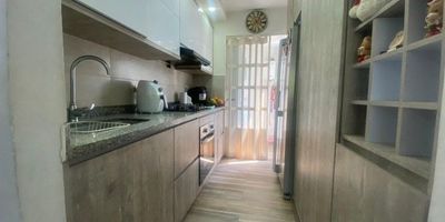 SE VENDE ESPECTACULAR APTO EN PRIMER PISO, CON BONITOS ACABADOS, ESTRATO 4, EN EL CANEY, QUE CONSTA DE: 72 M2 DE AREA PRIVADA, SALA COMEDOR CON AIRE ACONDICIONADO, BALCON, COCINA INTEGRAL, ZONA DE OFICIOS, CALENTADOR, ESTUDIO, 3 HABITACIONES, PRINCIPAL CON BAÑO Y VESTIER Y PARQUEADERO EN SOTANO, EL CONJUNTO CUENTA CON PISCINA DE ADULTOS, PISCINA DE NIÑOS, SALON SOCIAL, JUEGOS INFANTILES, ESPACIOS DE ZONA VERDE, GIMNASIO, CON EXCELENTE UBICACIÓN A UN MINUTO DE SUPERMERCADOS COMO: MERCAR, SURTIFAMILIAR, CERCA A CENTROS COMERCIALES EXITO VALLE DEL LILI, JARDIN PLAZA, CLINICAS, UNIVERSIDADES, FACIL ACCESO A TRANSPORTE PUBLICO.