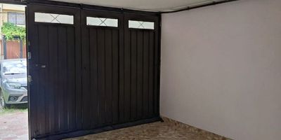 Descubre esta elegante casa en arriendo con 4 habitaciones, 2 baños, 3 parqueaderos y 1 cuarto útil , en una ubicación privilegiada. Con una cocina integral, sala-comedor y un patio amplio abierto, este hogar ofrece comodidad y funcionalidad. Disfruta de una vista exterior y cercanía a colegios, supermercados y zonas comerciales. Con fácil acceso a vías principales y transporte público, esta propiedad es ideal para quienes buscan un estilo de vida conveniente y conectado. ¡Haz de este lugar tu nuevo hogar!