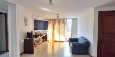 ¡Apartamento en venta en Laureles – Excelente ubicación!. Cerca de la iglesia La Consolata y el Comando de Policía, en uno de los sectores más tradicionales y valorizados de Medellín. Este apartamento de 88.79 m² ofrece comodidad, funcionalidad y una ubicación privilegiada. Características del inmueble: 3 habitaciones, Salón comedor amplio, Balcón con excelente vista, Habitación principal con baño privado, clóset y balcón, Parqueadero sencillo, Cuarto útil en sótano. Detalles adicionales: Portería diurna (7:00 a.m. – 4:00 p.m.), Ascensor, Administración: $375.000, Predial trimestral: $670.000. ¡Una oportunidad única para vivir en Laureles, cerca de todo y con excelente valorización!. Contáctanos para más información o agendar tu visita.