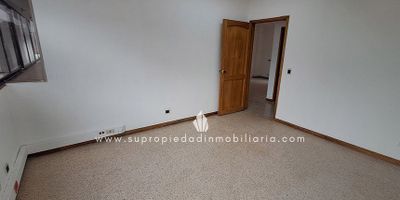 Oficina en arriendo, Guayabal.
Espectacular oficina independiente de 225 m² con excelente distribución y acabados. Cuenta con múltiples espacios privados y abiertos, cocineta, 2 baños completos, piso en baldosa y puerta peatonal de acceso seguro.
Incluye 5 parqueaderos cubiertos propios + parqueaderos para visitantes. Edificio con portería y vigilancia 24 horas.
Ubicación privilegiada con acceso directo por Av. Guayabal y Avenida Regional, a solo minutos de la estación Metro Aguacatala. Zona de alta mixtura comercial, ideal para empresas, clínicas, call center o cualquier negocio que requiera visibilidad y conectividad.
¡Espacio amplio, funcional y con estacionamiento resuelto en el sector más dinámico de la ciudad!
¡Contáctanos hoy y lleva tu empresa al siguiente nivel!
SE ENTREGA SIN AMOBLAR