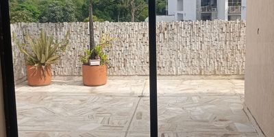 Apartamento penthouse. 4 alcobas con closer la principal con baño y vestier Remodelado amplio iluminado ventilado está ubicado en una zona muy tranquila.