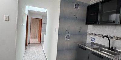 Descubre este elegante apartamento con 3 habitaciones y 2 baños, ubicado en una zona residencial tranquila. Su piso en baldosa y madera laminada brinda un ambiente acogedor, mientras que la terraza ofrece una vista panorámica impresionante. Disfruta de la iluminación natural en cada rincón y la comodidad de la zona de ropas y cocina integral. Con parques cercanos, garaje, y fácil acceso a colegios, supermercados y vías principales, este hogar es ideal para quienes buscan confort y conveniencia en un entorno exclusivo. ¡Haz de este lugar tu nuevo hogar!