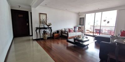 ¡Apartamento exclusivo en venta – El Poblado, Sector Las Palmas!. Ubicación privilegiada, con vista sin registro y sin poniente. Este espectacular apartamento de 171 m² ofrece amplitud, confort y acabados de alta calidad. Características del inmueble: Sala comedor amplia, Cocina integral cerrada, Balcón amplio con vista despejada, alcoba principal con baño privado, vestier y balcón, 2 alcobas familiares con clóset y baño, Estudio ideal para home office, Alcoba del servicio, Zona de ropas independiente, 2 parqueaderos paralelos, 2 cuartos útiles. Unidad residencial con: Portería 24 horas, Ascensor y acceso para silla de ruedas, Zona verde, Gimnasio, Parqueadero de visitantes, Juegos infantiles, Salón social, Shout de basura. Vista sin registro y sin poniente, ideal para disfrutar de la mejor iluminación y privacidad. ¡Contáctanos para más información o agenda tu visita!