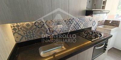 Apartamento en VENTA.
Comodidad, ubicación y excelentes zonas comunes.
Descubre este hermoso apartamento ideal para disfrutar en familia:
3 alcobas3 closet2 baños cabinadosCocina integralZona de ropasCalentadorBalcón Piso en cerámicaAscensorParqueaderos comunes 
En unidad cerrada con: Ascensor, portería 24 horas, piscina, salón social , cancha, juegos infantiles, zonas verdes.
Ubicado en una excelente zona residencial, rutas de transporte, supermercados, tiendas de barrio, droguerías, colegios. 
¡Para más información y agendar tu cita!Contáctanos al 3156901885Desarrollo Inmobiliario del Sur – Tu hogar, nuestra pasión