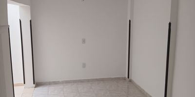 Se arrienda hermosa casa amplia de 2 pisos en Giron, el primer piso consta de baño, cocina con estufa, gabinetes y filtro de agua, segundo piso consta de 3 habitaciones con closet, persianas, habitación principal con baño privado, parqueadero descubierto para carro. A sus alrededores cuenta con supermercados, cerca a la Basílica de Giron.