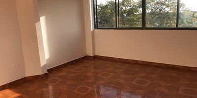 SEXTO PISO SIN ASCENSOR - 4 HABITACIONES -   2 BAÑOS - SALA COMEDOR - COCINA - LAVADERO - NO TIENE CLOSET - SERVICIOS INDEPENDIENTES 